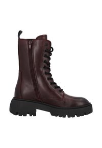 Bota de combate de cuero burdeos con suela negra gruesa, frente con cordones y cremallera lateral para facilitar el uso. Acabado texturizado y diseño resistente.