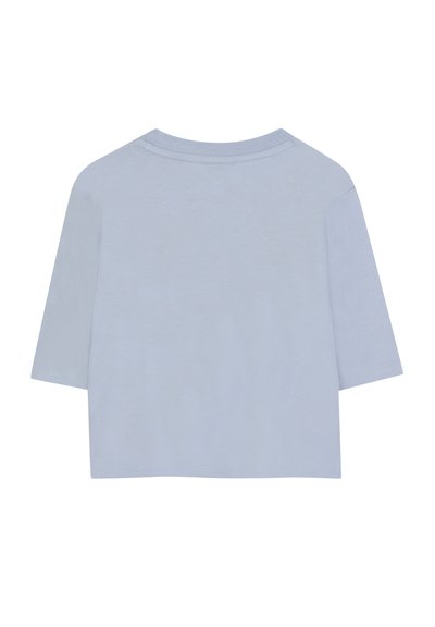 T-shirt bleu clair à manches courtes en tissu doux, avec un col rond et une coupe décontractée. Texture lisse, design simple.