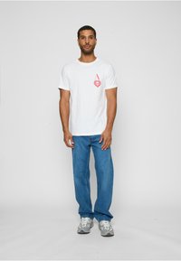 Mister Tee SKULL HEART - Print T-shirt - white