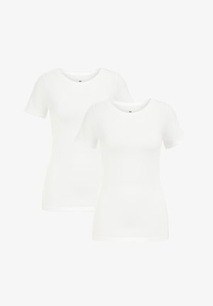 Balti medvilniniai marškiniai trumpomis rankovėmis ir apvalia iškirpte, pasižymintys lygiu paviršiumi ir prigludusia forma, pateikti dviejų pakuotėje.