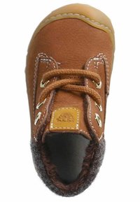 Scarpa in pelle marrone con punta arrotondata, fodera in lana tessurata e occhielli dorati. Presenta impunture a contrasto e un piccolo logo.