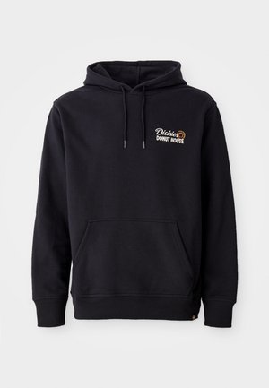 Fekete kapucnis pulóver pamut keverék anyagból, elöl zsebbekkel, bordás mandzsettákkal és hímzett logóval a bal mellen.