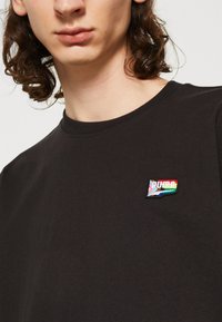 Puma DOWNTOWN PRIDE - T-shirt basic - black