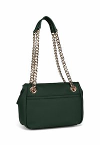 Sac à main vert foncé avec des chaînes en or et des coussinets en cuir sur les épaules, de forme rectangulaire, texture lisse et une poche à l'arrière.