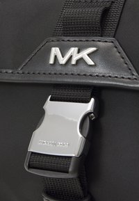 Michael Kors UTILITY FLAP XBODY UNISEX SET - Keresztpántos táska - black