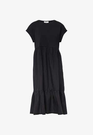 Zwarte katoenen jurk met korte mouwen, een passend bovenstuk en een uitlopende, geplooide rok met een gerimpelde zoom. Eenvoudig ontwerp en textuur.