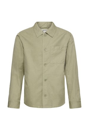 Hellgrünes, langärmeliges Hemd mit Knöpfen, einem Kragen und einer Brusttasche, auf weißem Hintergrund dargestellt.