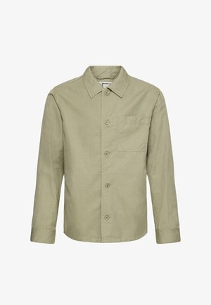 Hellgrünes, langärmeliges Hemd mit Knöpfen, einem Kragen und einer Brusttasche, auf weißem Hintergrund dargestellt.