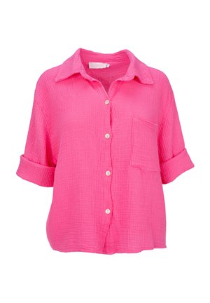 Chemise légère rose à manches courtes retroussées, en tissu texturé, avec une poche à rabat sur le côté gauche.