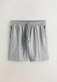 Lysegrå shorts til knæet med elastisk linning, justerbar snøre og lynlåslommer i siden på ensfarvet baggrund.