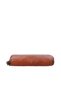 Portefeuille en cuir marron au toucher lisse, de forme rectangulaire et avec une fermeture éclair. Il présente un logo en relief et des détails de coutures.