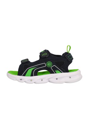 Marineblaues Sport-Sandal mit grünen Akzenten, Obermaterial aus Mesh, zwei verstellbaren Riemen, weiße gepolsterte Sohle und rutschfeste Textur auf dem Fußbett.