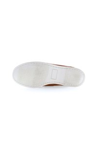 Valkoinen kumipohja, jossa on ruskea mokkanahkakengät, joissa on tekstuuripinta ja suorakaiteen muotoinen osa pohjassa.