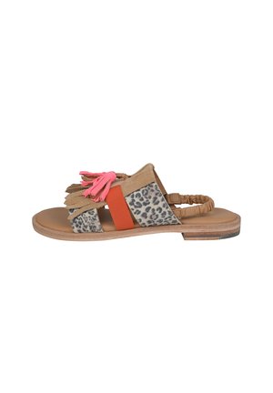 Infradito con tomaia in suede tono cuoio, tessuto con stampa leopardata, fascia elastica arancione e nappine rosa; suola piatta e design aperto sul retro.