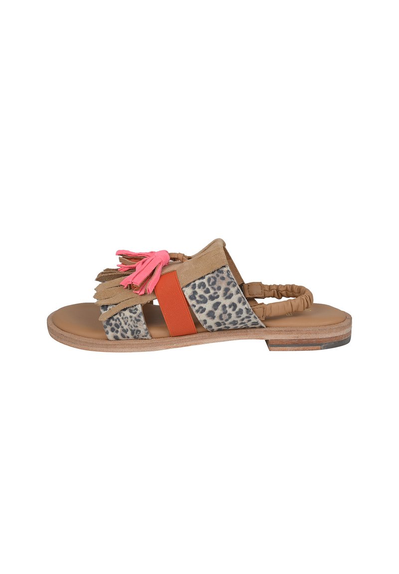 Infradito con tomaia in suede tono cuoio, tessuto con stampa leopardata, fascia elastica arancione e nappine rosa; suola piatta e design aperto sul retro.