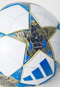 Witte voetbal met blauwe en gouden stervormige panelen met een gedetailleerde engelfiguur en de tekst "MATCHBALL REPLICA LEAGUE."
