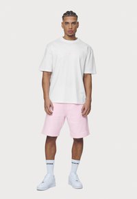 Pegador COLNE LOGO TEE - Apdrukāts T-krekls - white/bubblegum