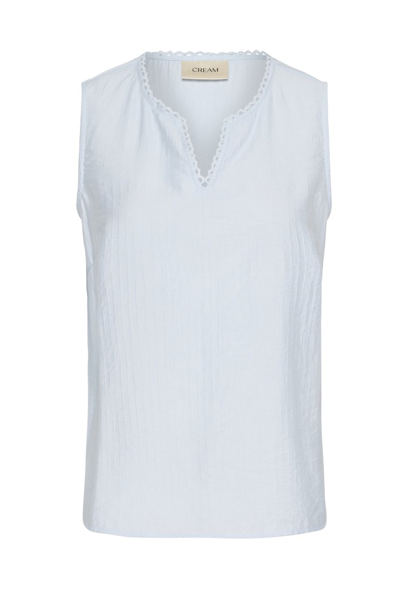 Top sans manches bleu clair avec un tissu texturé, décolleté en V et dentelle le long du col. Coupe droite avec une coupe décontractée.