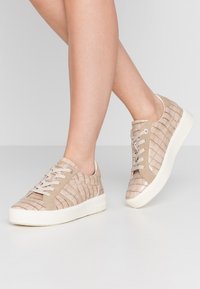 bugatti KELLI - Sneaker low - beige