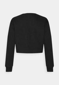Sudadera negra recortada con mangas largas, cuello redondo y puños acanalados. Tejido suave con un detalle mínimo y sin logotipos visibles.