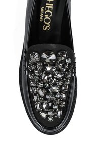 Czarny półbut skórzany, z teksturowanym przodem ozdobionym grupą różnej wielkości czarnych i srebrnych kamieni stras. 