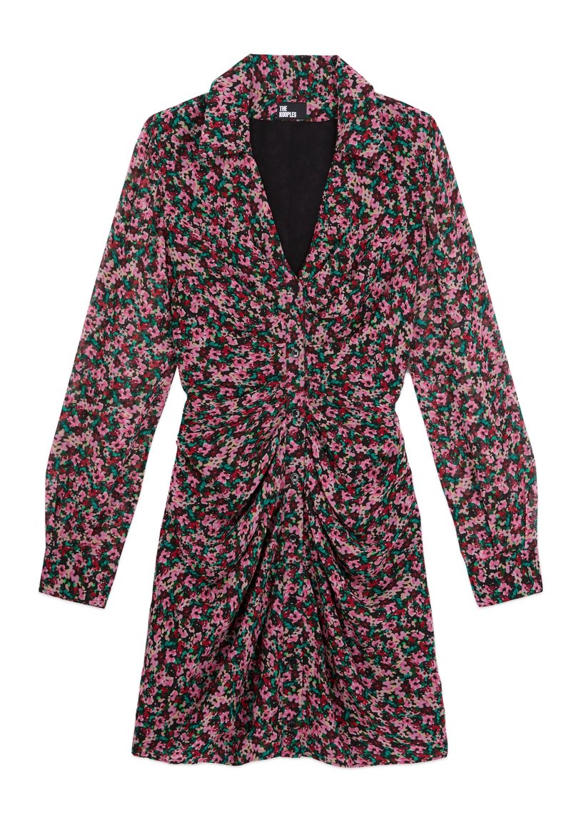 Czarna sukienka w kwiaty z długimi rękawami, z dekoltem w kształcie litery V, marszczeniem w pasie i wielokolorowym wzorem różowych i zielonych kwiatów.