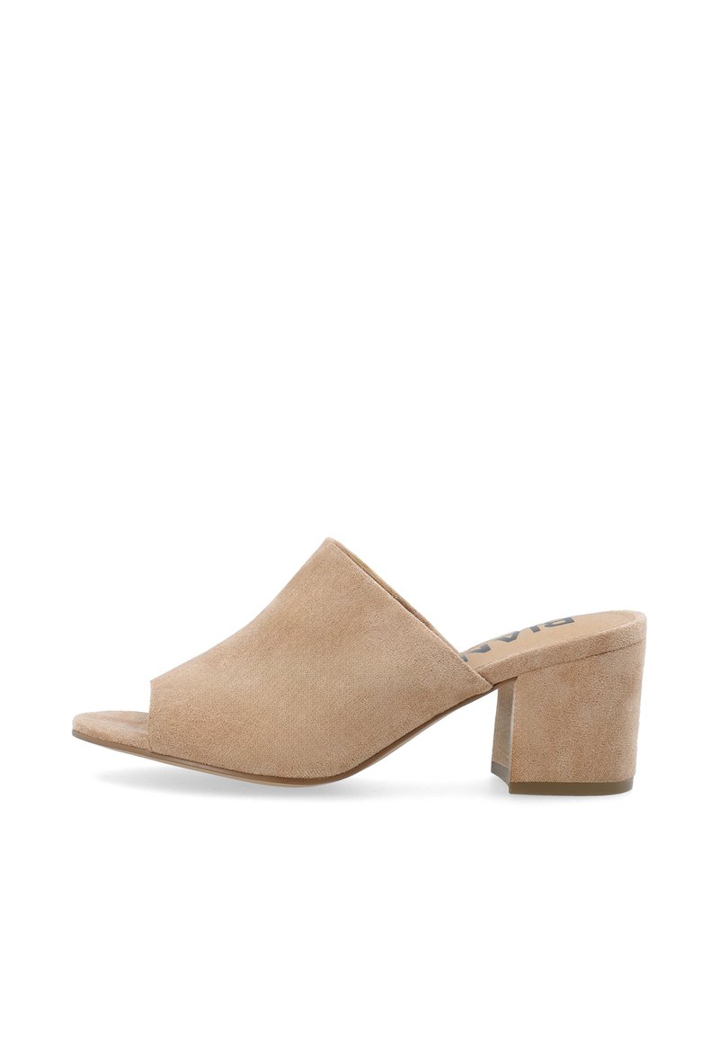Mule beige in camoscio con punta aperta e tacco a blocco, caratterizzate da una texture liscia e un design superiore ampio. Nessun hardware visibile o motivi.