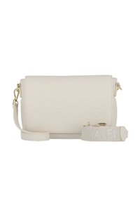 Borsa a tracolla in pelle beige chiaro con logo "VALENTINO" in rilievo, tracolla regolabile, hardware dorato e forma rettangolare.