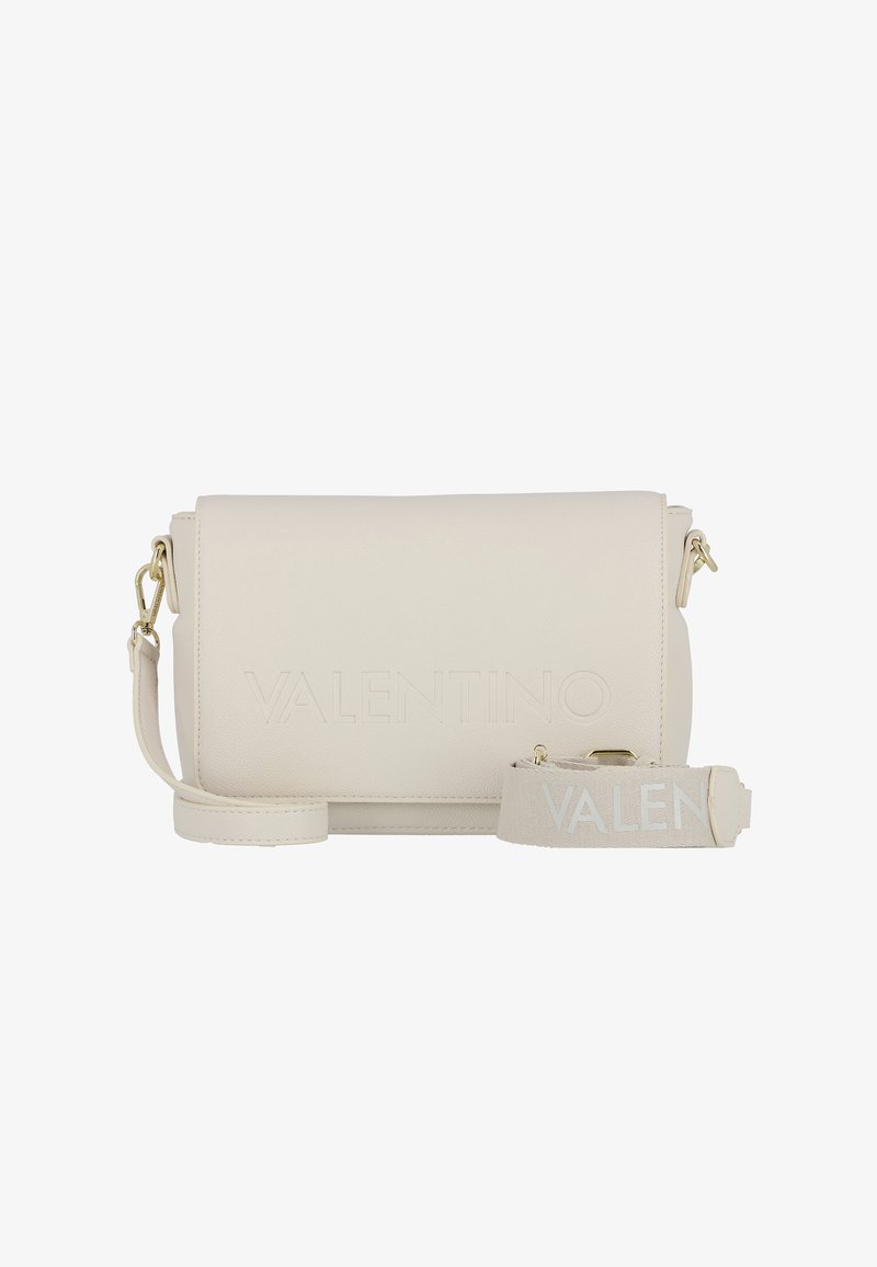 Borsa a tracolla in pelle beige chiaro con logo "VALENTINO" in rilievo, tracolla regolabile, hardware dorato e forma rettangolare.