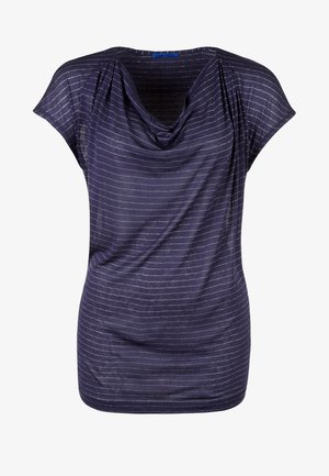 Ciemnoniebieska bluzka z krótkim rękawem, z cienkimi srebrnymi poziomymi paskami i drapowanym, kapturkowym dekoltem.