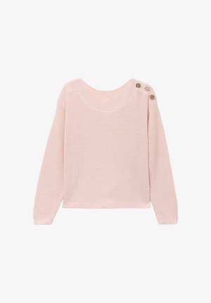 Jasnoróżowy sweter wykonany z teksturowanej dzianiny, z szerokim dekoltem i trzema ozdobnymi złotymi guzikami na jednym ramieniu.