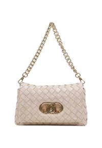 Sac à main en cuir tissé beige avec une bandoulière chaîne dorée et un fermoir ovale doré présentant un design entrelacé sur le devant.