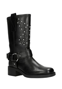 Czarne skórzane kozaki do kolan z detalami z ćwieków, owijającym paskiem i masywnym obcasem. Faktura jest gładka o matowym wykończeniu.