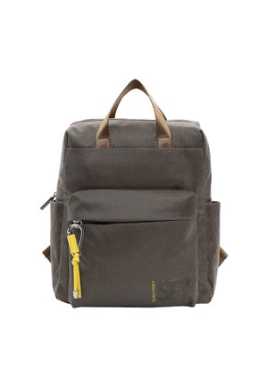 Grauer Stoffrucksack mit braunen Akzenten, zwei Schultergurten, einem oberen Griff, einer Vorderreißverschlusstasche und einem gelben Reißverschlussanhänger. Strukturierte Oberfläche.