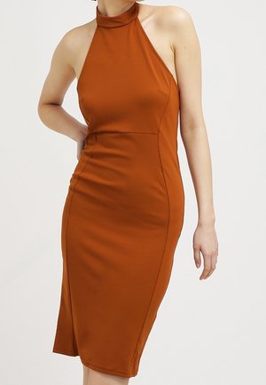 Dopasowana sukienka na szyję typu halter w kolorze spalonym pomarańczowym, wykonana z elastycznego materiału. Ma długość do kolan, gładką fakturę i minimalną liczbę szwów.