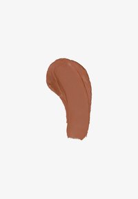 Matte vloeibare lippenstift swatch in een warme bruine tint met een romige textuur, soepel aangebracht met een gebogen, langwerpige vorm.