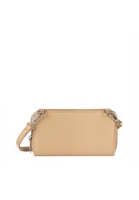 Clutch en cuir beige avec surface texturée, fermeture zippée et bandoulière amovible. Inclut des accessoires en métal argenté et une forme rectangulaire.