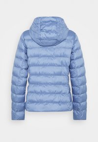 Jasnoniebieska kurtka puchowa z kapturem, z poziomymi przeszyciami i gładką, błyszczącą teksturą. Widok z tyłu.
