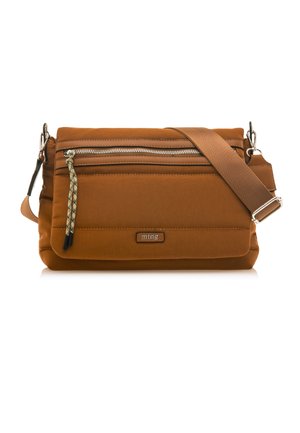 Borsa a tracolla in tessuto marrone con tasca frontale con zip, tracolla regolabile e dettagli in contrasto sulla zip. Presenta un'etichetta con logo.