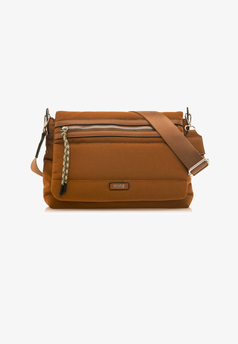 Borsa a tracolla in tessuto marrone con tasca frontale con zip, tracolla regolabile e dettagli in contrasto sulla zip. Presenta un'etichetta con logo.