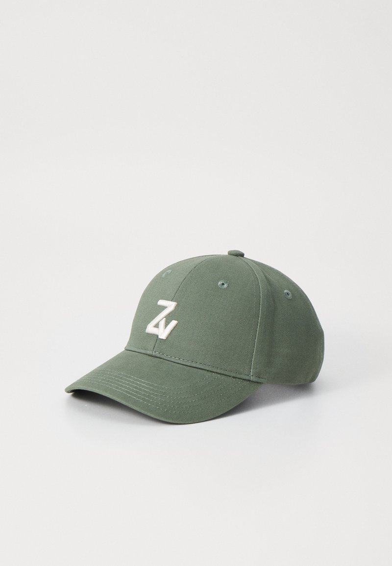 Gorra de algodón verde con visera curva, que presenta un logo bordado en blanco con la letra "Z" en la parte frontal y seis ojales de ventilación.