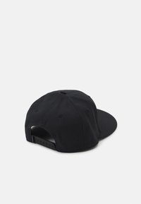 Sort baseball cap med en struktureret krone, flad skygge og justerbar snapback-lukning. Lavet af stof med en glat overflade.
