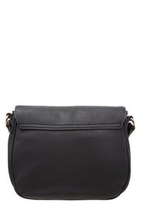 Borsa a tracolla in pelle nera con texture, chiusura a patta e accessori in metallo dorato per i punti di attacco della tracolla.