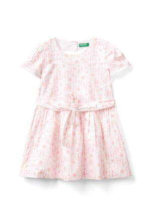 Pige kortærmet kjole i lyserød og hvid blomsterprint med rund halsudskæring og bælte, der bindes i taljen.