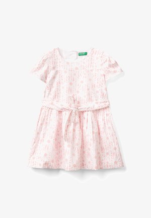 Dziewczęca sukienka z krótkim rękawem, różowo-biała w kwiaty, z okrągłym dekoltem i paskiem wiązanym w talii.