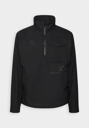 Μαύρη ζακέτα pullover με μισό φερμουάρ, ψηλό κολάρο, μπροστινή τσέπη και εκτυπωμένες λεπτομέρειες κειμένου. Κατασκευασμένη από μαλακό, ελαφρύ ύφασμα.