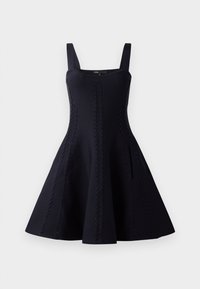 Fekete ruha testhezálló felsőrésszel és bővülő szoknyával. Strukturált anyagból készült, amely diagonális mintázattal díszített. Állítható vállpántokkal. 