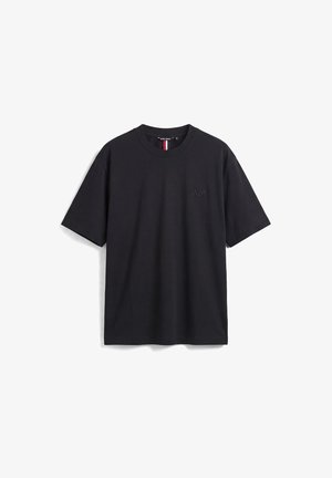 T-shirt noir à manches courtes avec col ras du cou, subtilement embossé "AM" sur la poitrine gauche et un petit détail tricolore à l'intérieur du col.