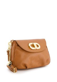 Tote aus braunem Leder mit strukturiertem Finish, goldener Hardware-Verschluss, runder Form und Kettenakzent. Verfügt über einen Klappenverschluss.