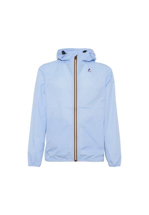 Veste coupe-vent à capuche bleu clair avec fermeture éclair à l'avant, poignets élastiques et petit logo K-Way sur la poitrine.